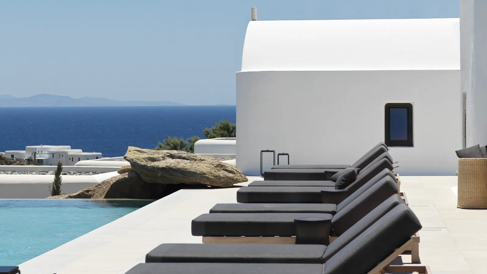 Une terrasse d'hôtel face à la mer, du type de ceux que l'agence réserve