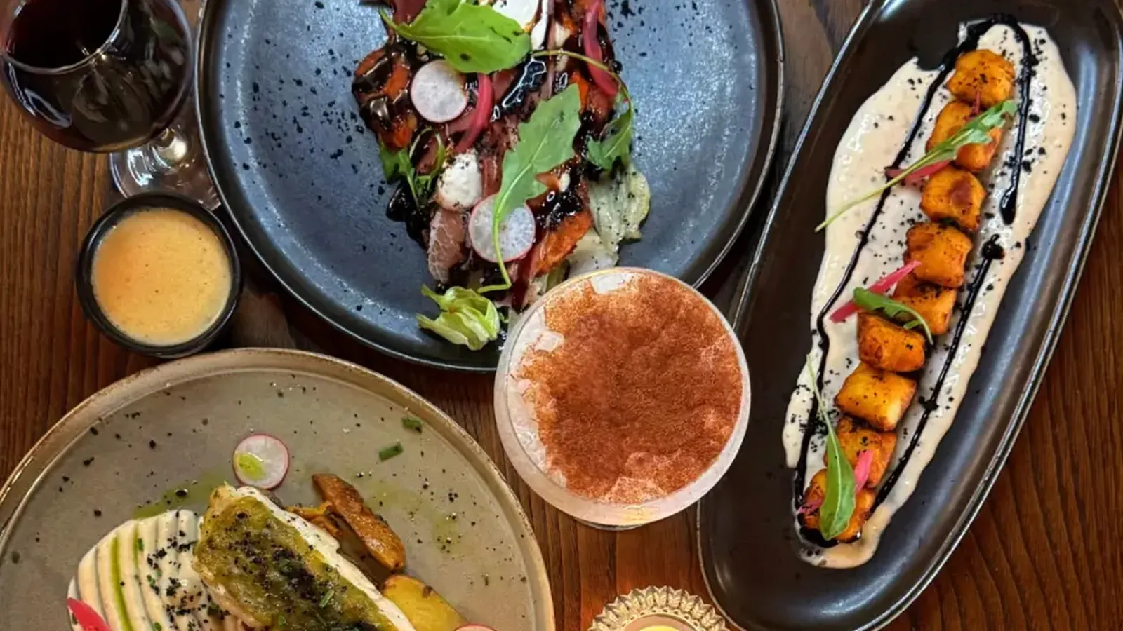 Une table dressée au restaurant Tima à Bastia, plusieurs assiettes vues de dessus